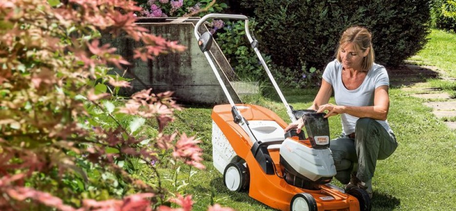 Nagy teljes&iacute;tm&eacute;nyű STIHL akkumul&aacute;toros fűny&iacute;r&oacute;k minim&aacute;lis zajjal
