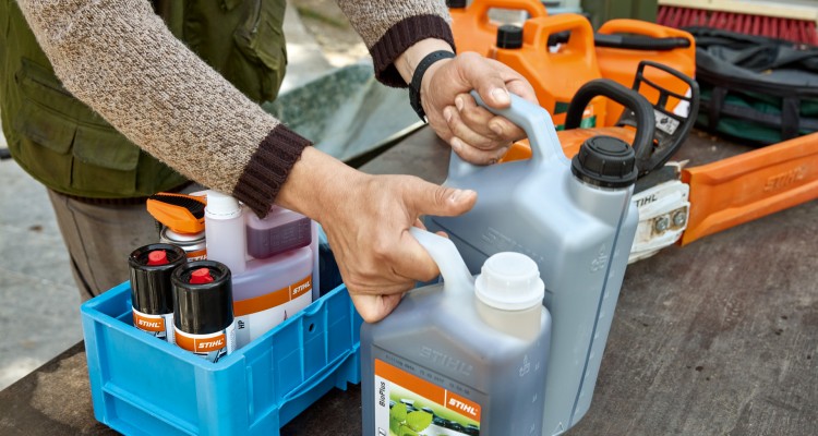 Kérdések és válaszok a motorfűrészek üzem- és kenőanyagaival kapcsolatban