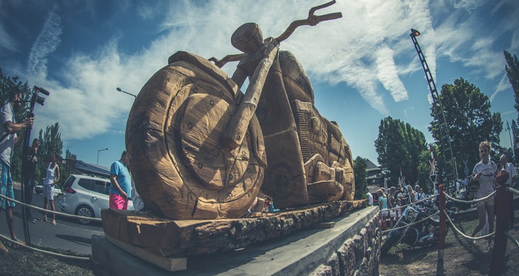 Kultikus emlékmű a Balaton-parton 