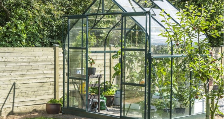 &Uuml;vegh&aacute;z a kertben