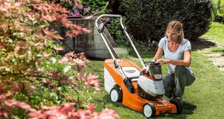Nagy teljes&iacute;tm&eacute;nyű STIHL akkumul&aacute;toros fűny&iacute;r&oacute;k minim&aacute;lis zajjal