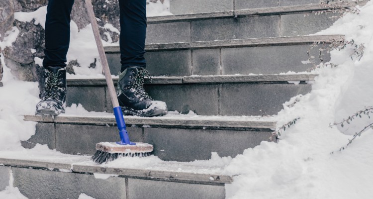 Milyen k&ouml;rnyezetbar&aacute;t anyagokkal v&aacute;lthatjuk le a s&oacute;t a cs&uacute;sz&oacute;s utakon &eacute;s j&aacute;rd&aacute;kon?